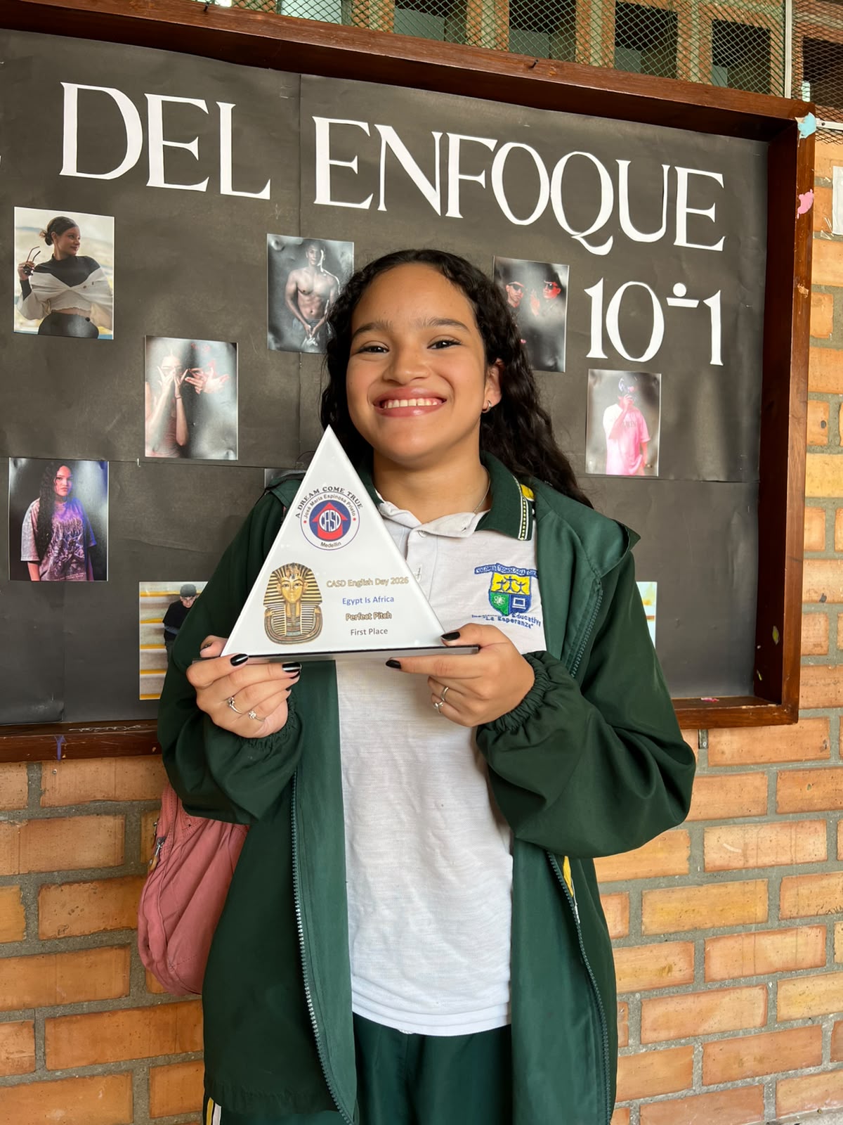 Una estudiante carga el premio en sus manos